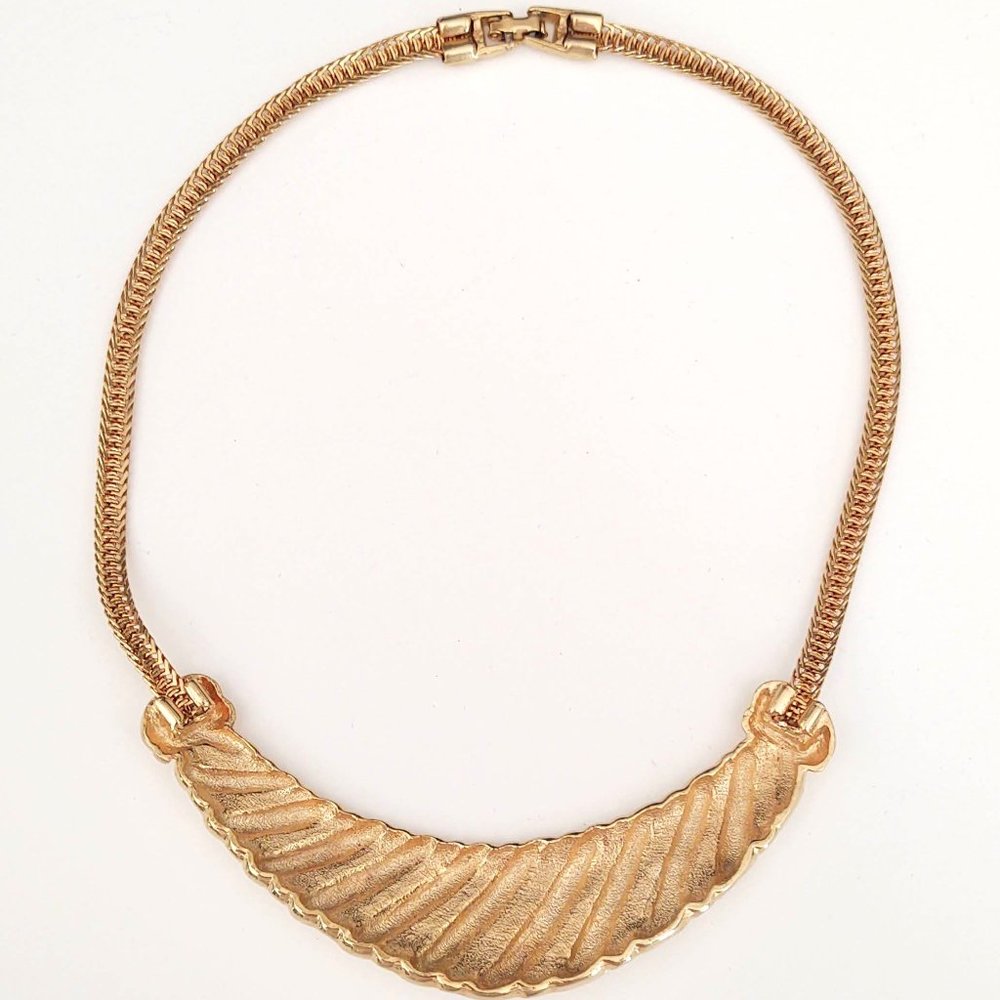 Vintage cream enamel and gold necklace - Picture 12 of 13